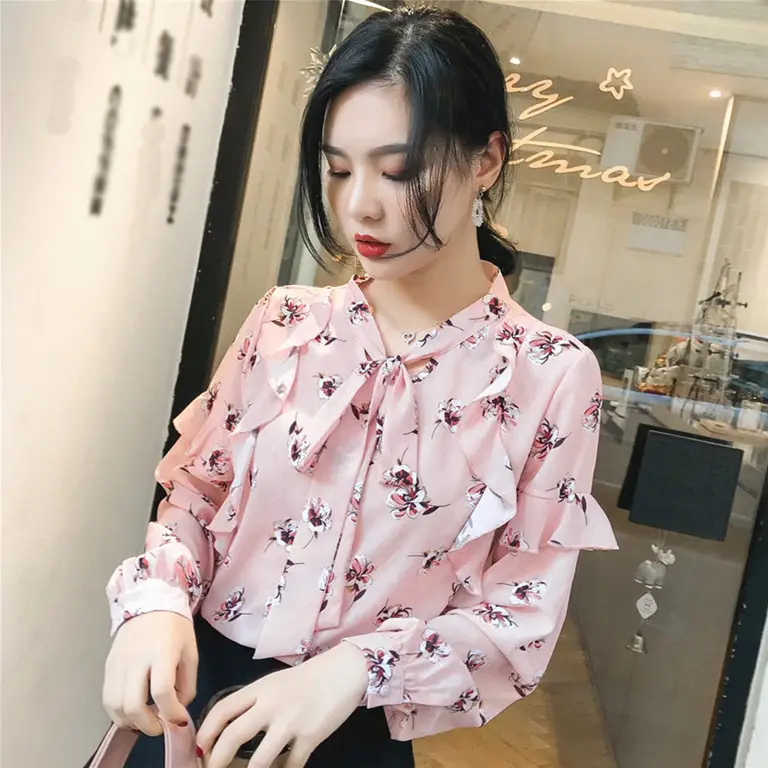 Berbagai model blouse wanita Korea yang stylish