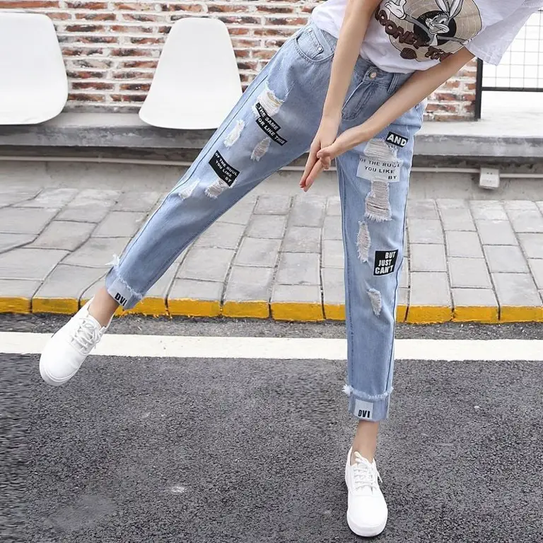 Berbagai model celana jeans sobek wanita Korea yang stylish