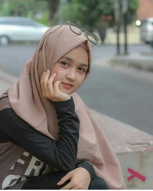 Gambar wanita cantik berhijab dengan busana muslim yang modis