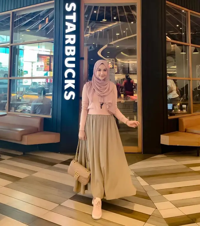 Gambar wanita berhijab dengan fashion terkini