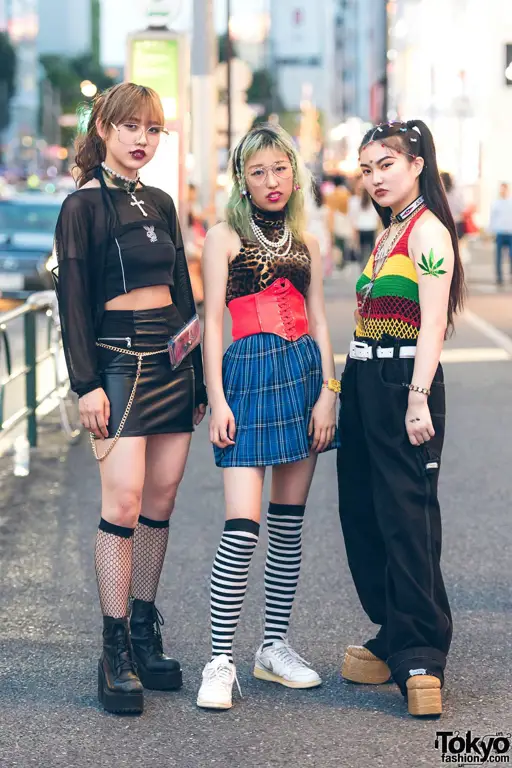 Foto street style fashion Jepang yang unik dan penuh warna