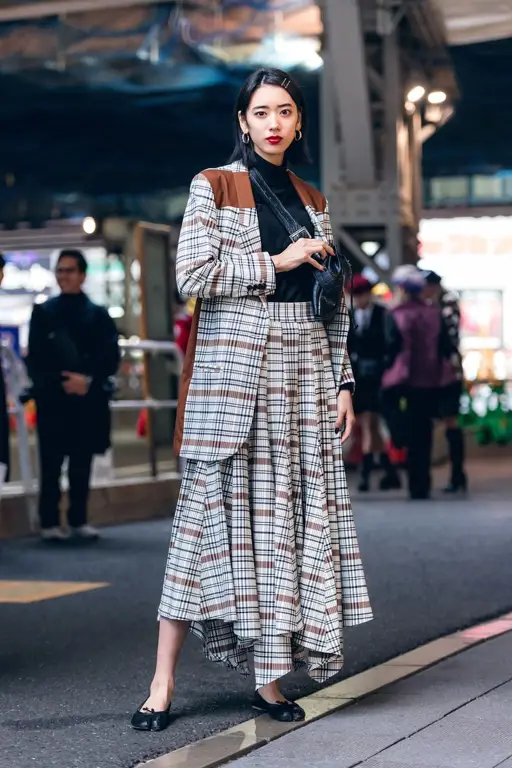 Gambar model dengan busana Jepang modern