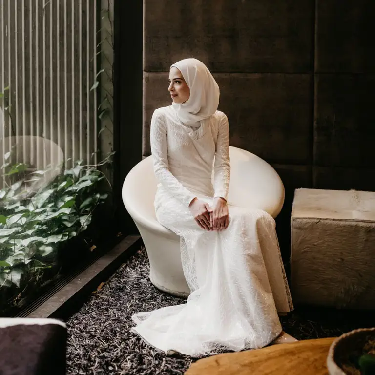 Gaun pengantin modern dengan hijab