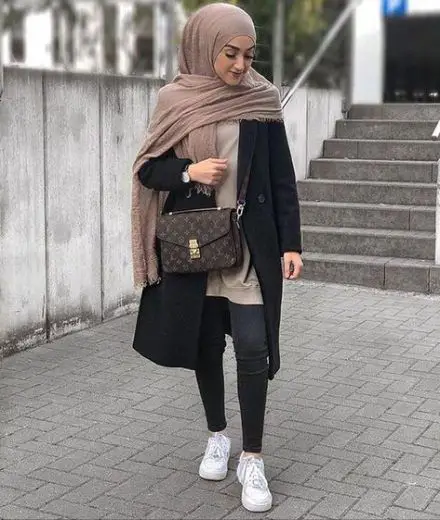 Gambar wanita berhijab dari belakang dengan gaya yang stylish dan kekinian