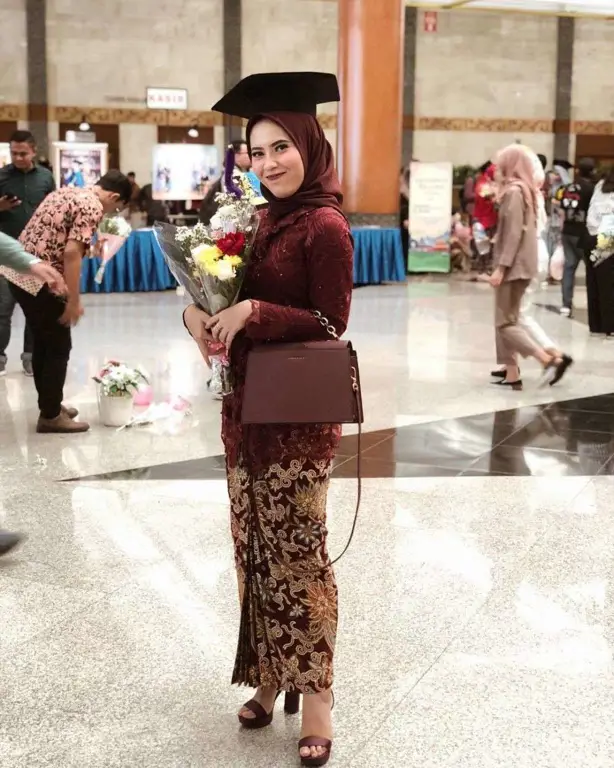 Model kebaya wisuda kutu baru hijab modern dan stylish