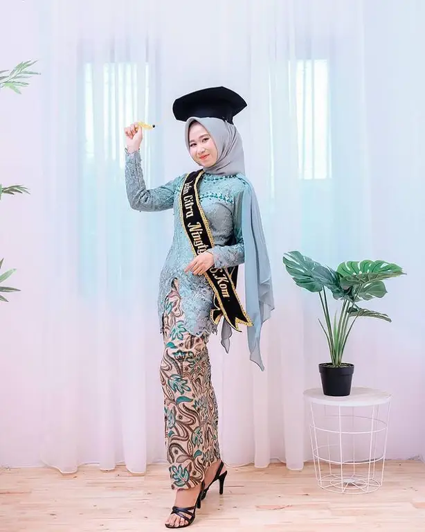 Model kebaya wisuda modern non hijab yang stylish dan modern.