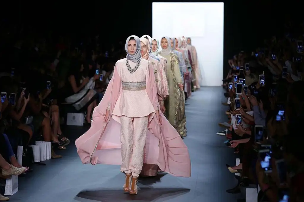 Peragaan busana jilbab modern