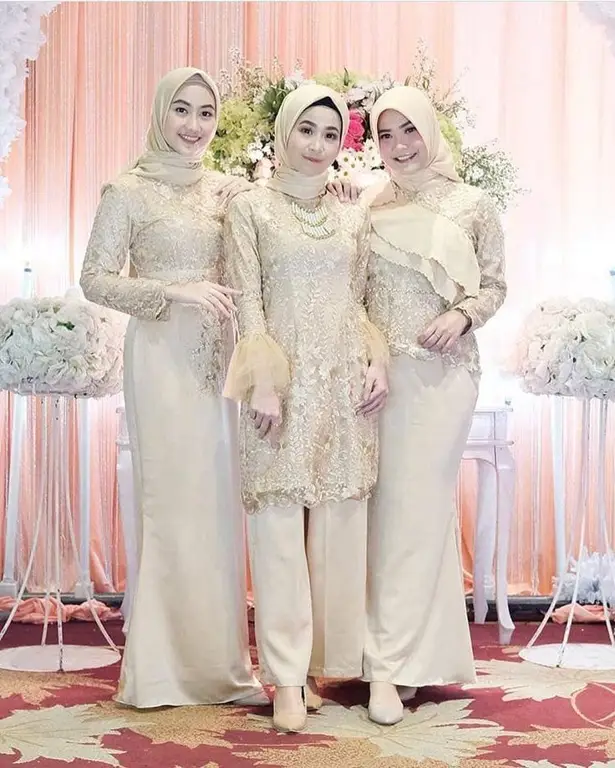 Model-model baju bridesmaid hijab simple yang sedang tren