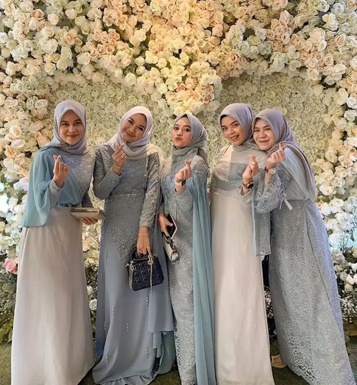 Koleksi gaun bridesmaid hijab terbaru dalam sebuah fashion show