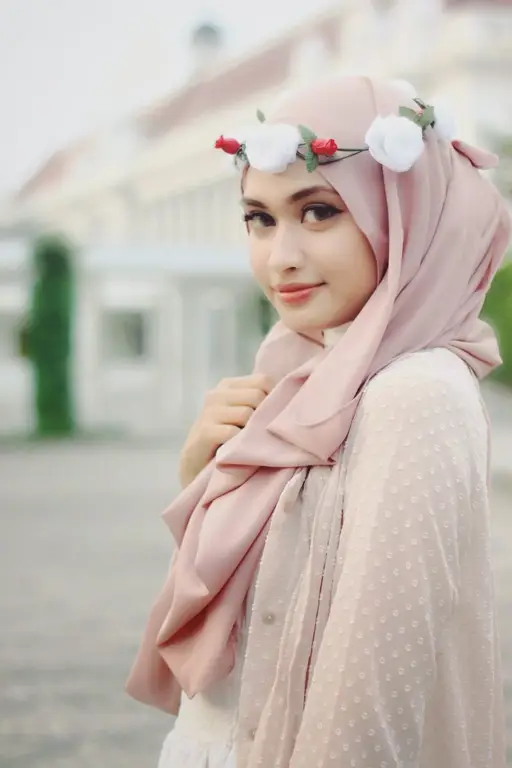 Cara menata hijab dengan bando bunga