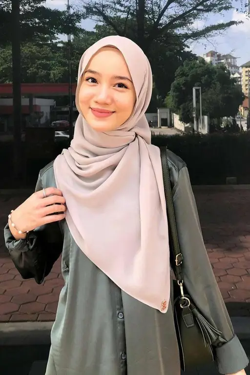 Cara memakai hijab segi empat menutup dada