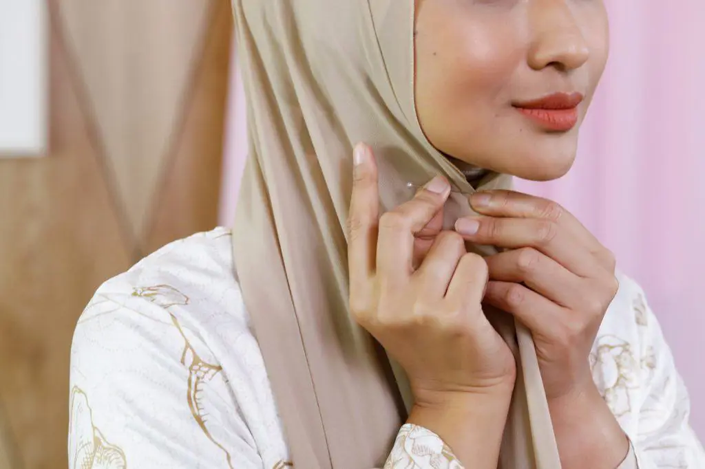 Tutorial hijab syar'i yang cocok untuk kebaya