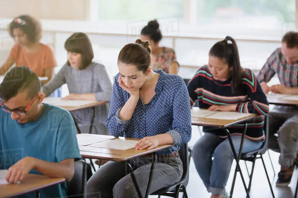 Siswa mengerjakan ujian berbasis komputer