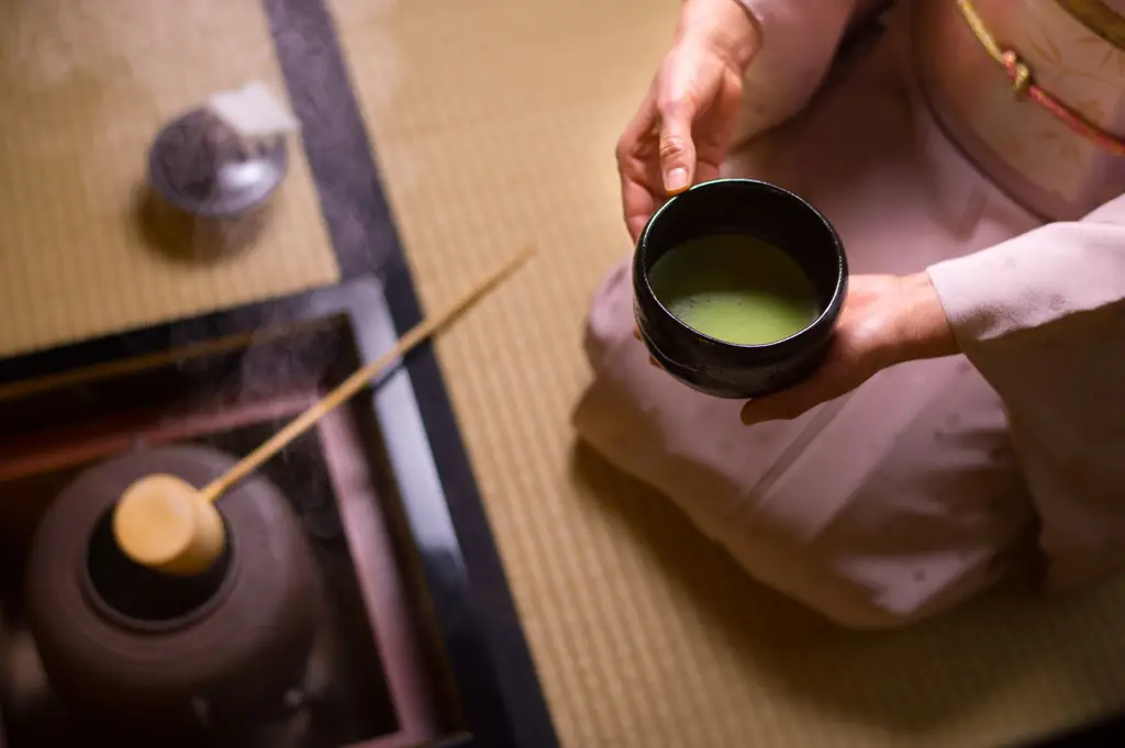 Gambar upacara minum teh Jepang yang khidmat