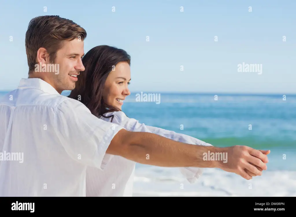 Pasangan romantis bersantai di pantai