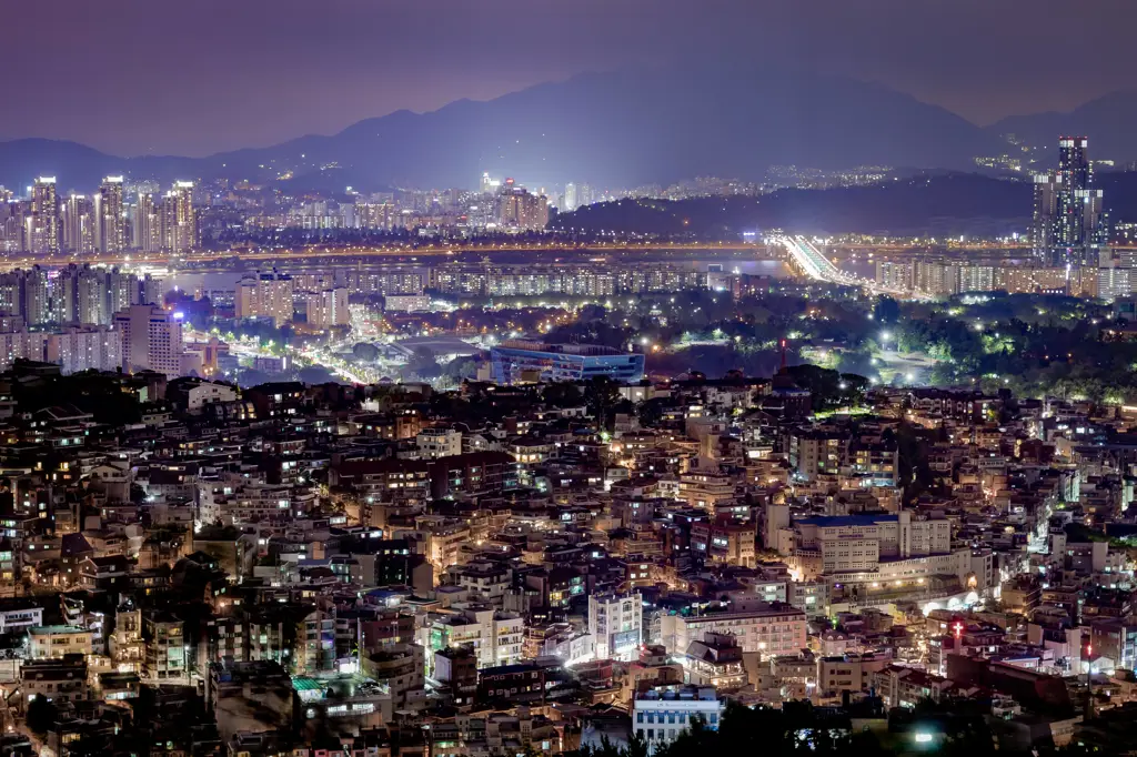 Pemandangan kota Seoul di malam hari