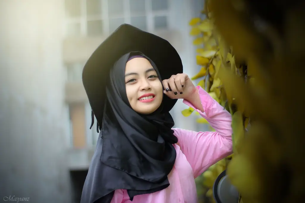 Wallpaper hijab dengan motif warna-warni yang ceria