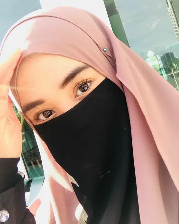 Wallpaper hijab minimalis dengan warna-warna kalem