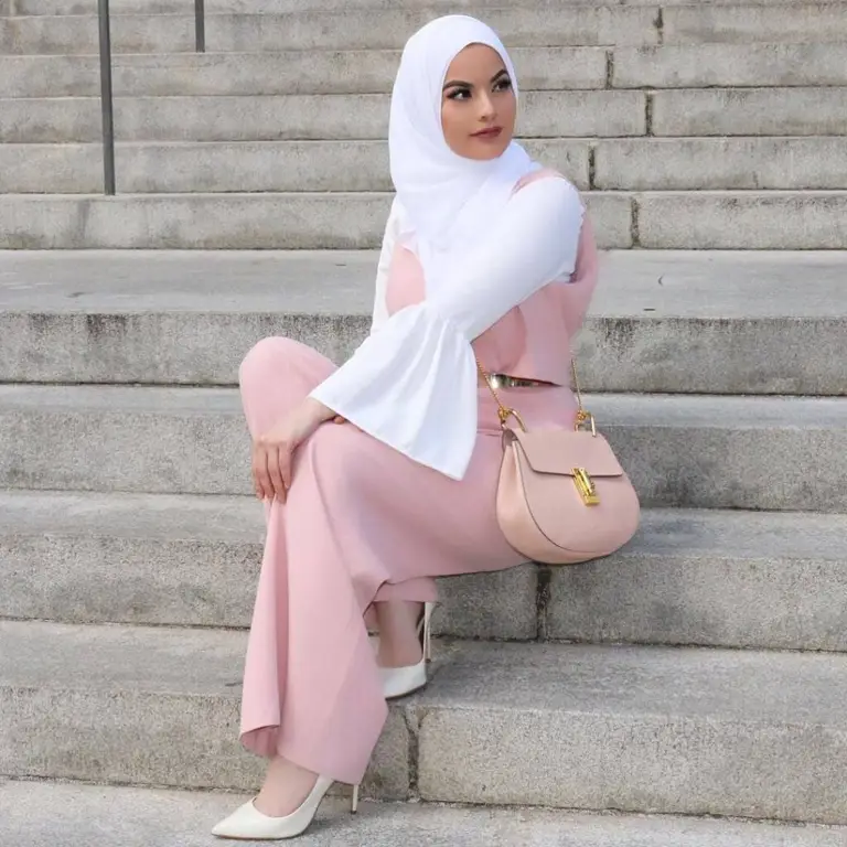 Wallpaper hijab pink minimalis yang elegan