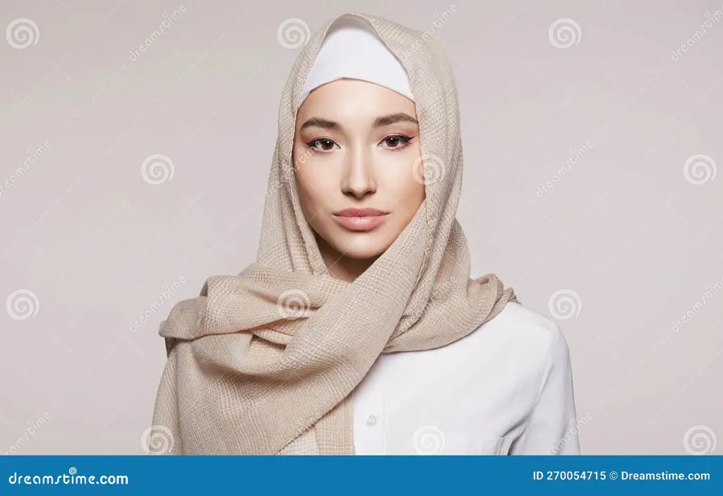 Gambar wanita cantik berhijab