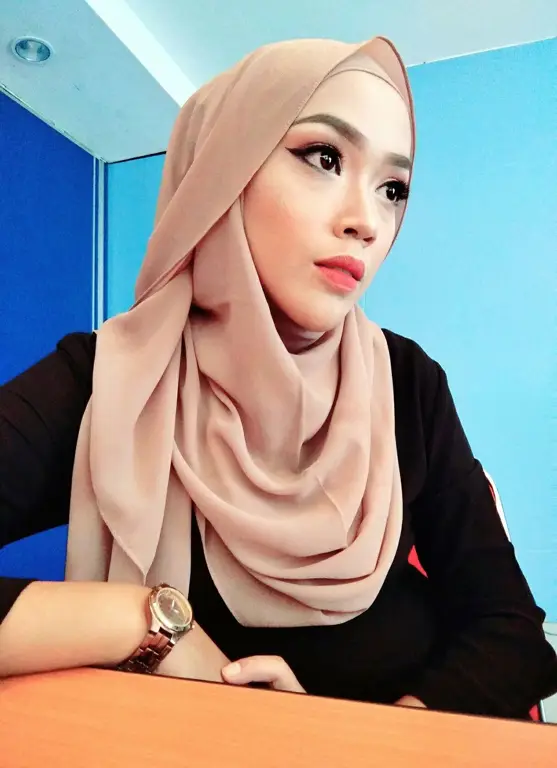 Gambar wanita berhijab dengan gaya fashion terkini