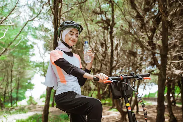 Wanita berhijab sedang bersepeda