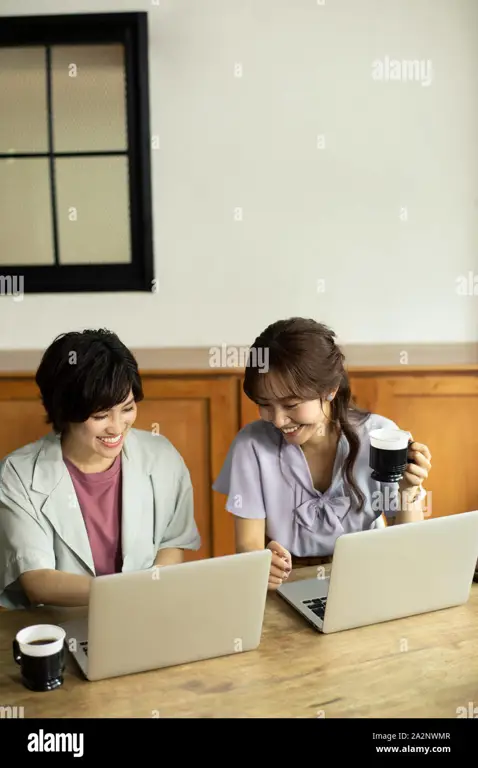 Seorang wanita bisnis Jepang di kantor