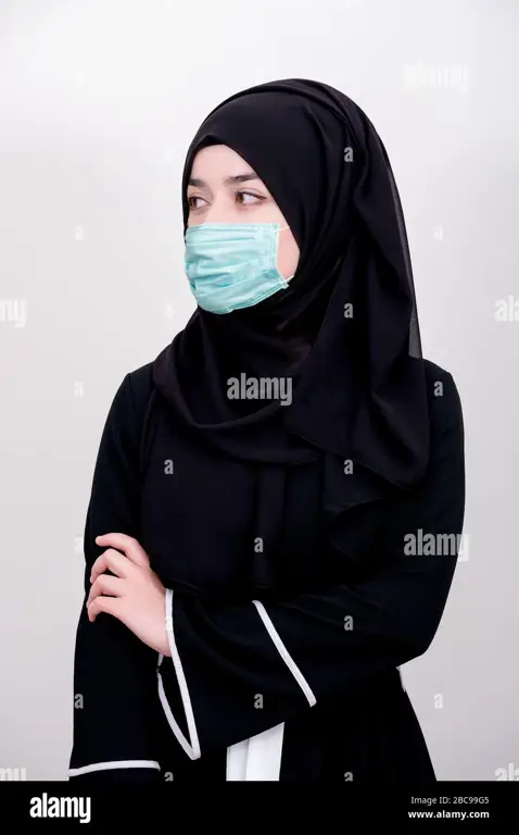 Foto-foto wanita cantik berhijab yang mengenakan masker