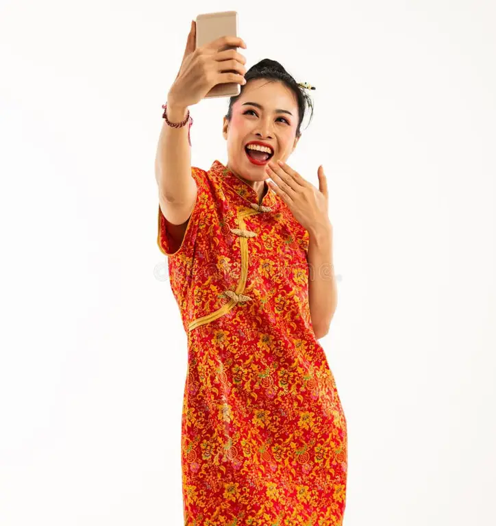 Wanita Asia mengenakan cheongsam