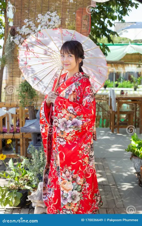 Gambar wanita mengenakan kimono tradisional Jepang