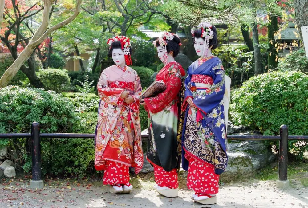 Gambar wanita Jepang dengan pakaian tradisional