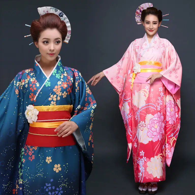 Gambar wanita Jepang mengenakan kimono