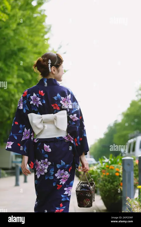 Gambar wanita Jepang mengenakan yukata