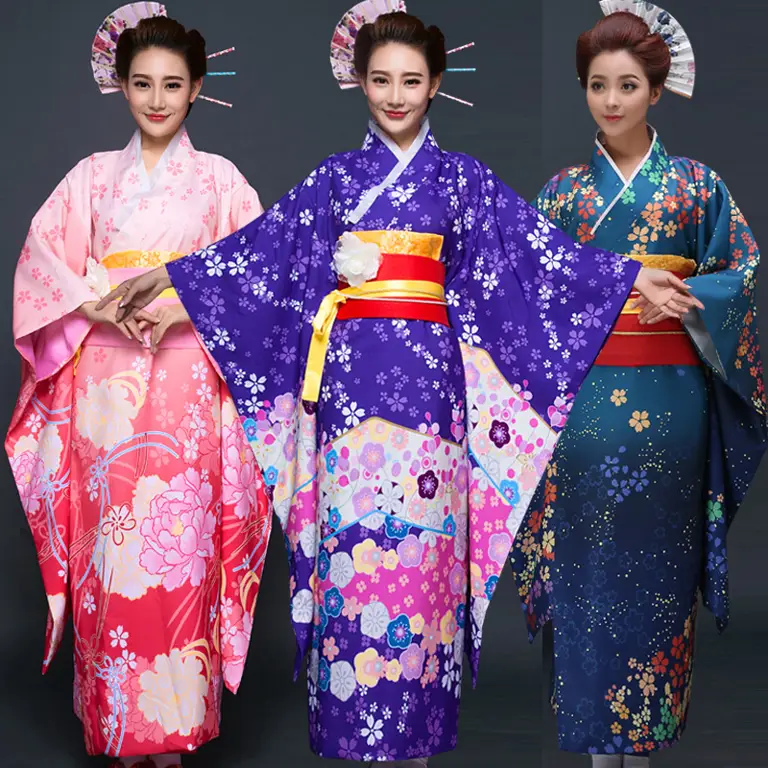 Seorang wanita Jepang mengenakan kimono