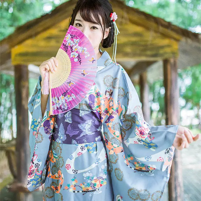 Wanita Jepang dalam pakaian tradisional