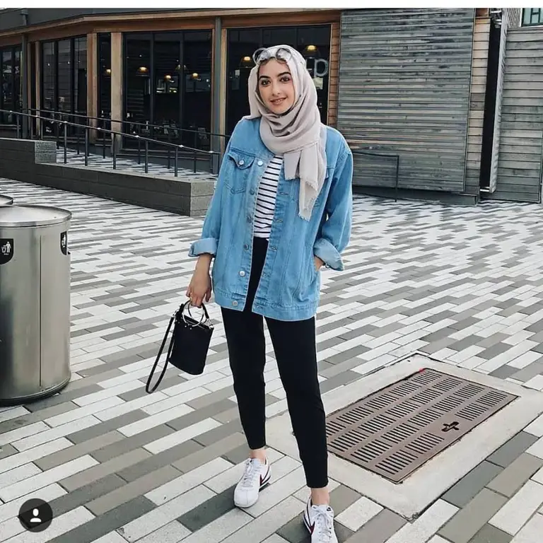 Wanita mengenakan hijab simple dengan gaya kasual