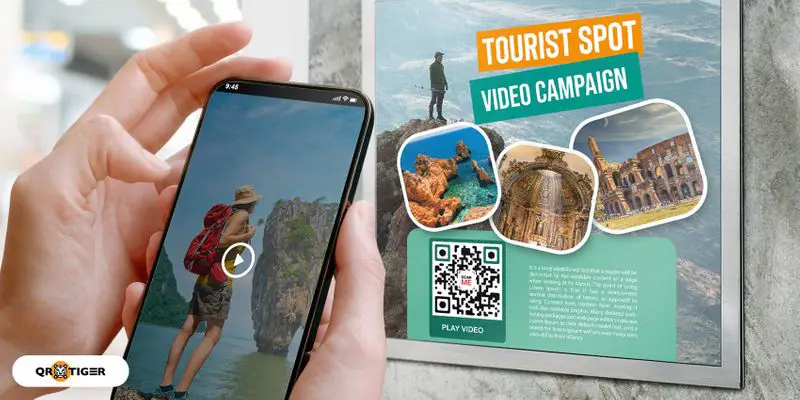 Gambar wisatawan Korea menggunakan kode QR