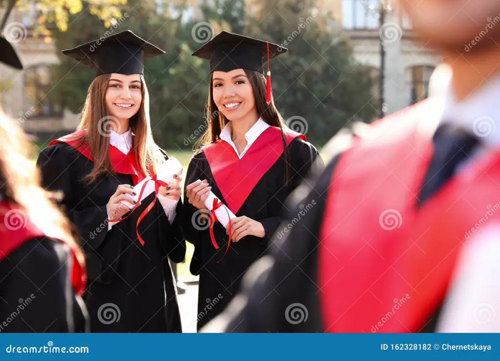 Foto wisuda siswa SMA Al Huda yang bahagia