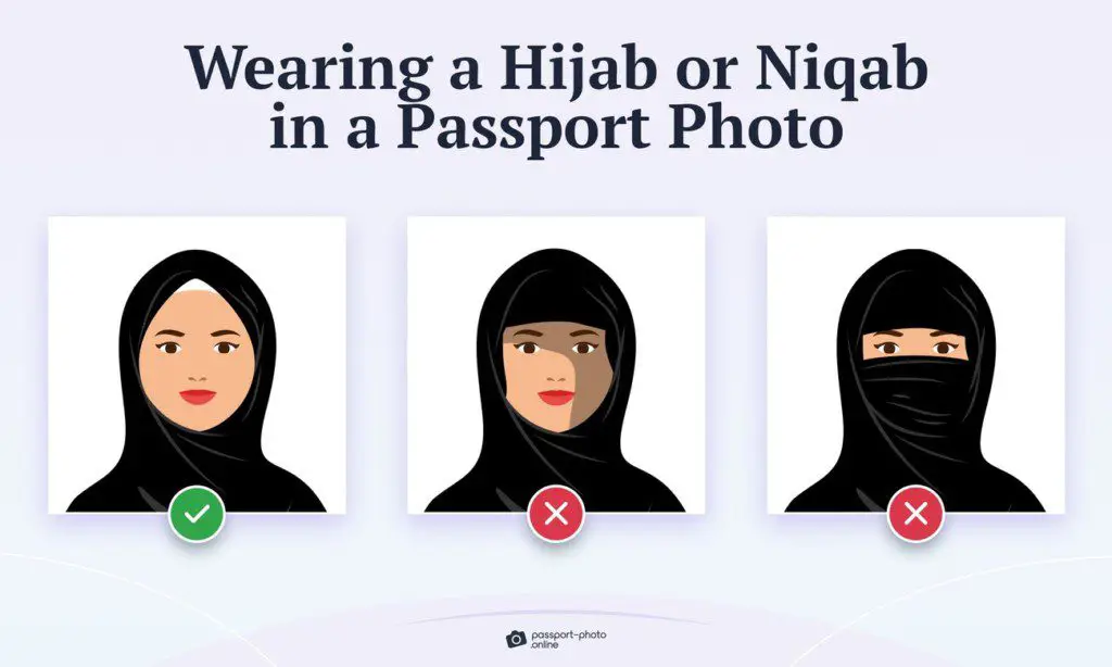 Wanita berhijab tersenyum untuk foto paspor